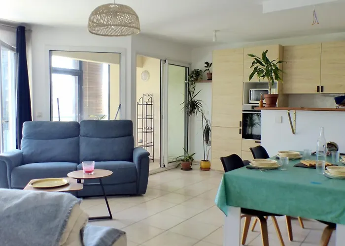 The 2 Bedroom Apartment With Balcony - Near Park